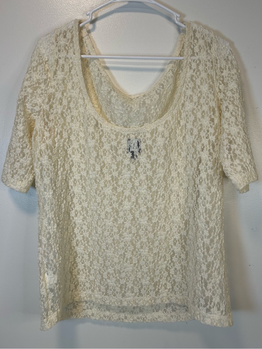 GAP Cream Floral Lace Scoop Neck Short Sleeve Top Low cut Back Women’s Large - Picture 2 of 7